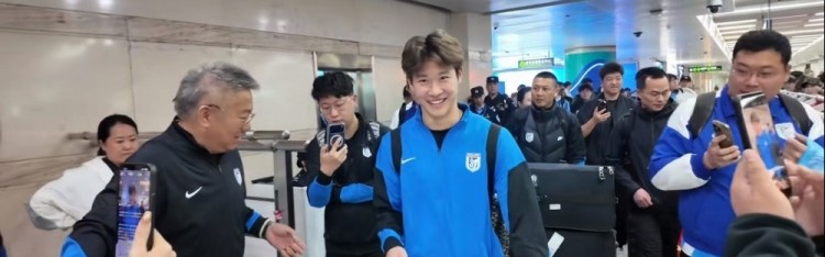 开云官网登录入口-热情！接机的大连球迷为今天满19岁的杨铭锐送蛋糕，祝他生日快乐