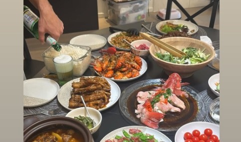 入乡随俗！归化国脚塞尔吉尼奥和家人一起包饺子，妻子晒年夜饭